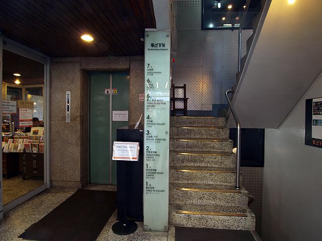 移動はこちらの階段やエレベータで