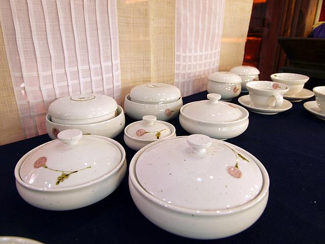 クリアな白が美しい食器セット