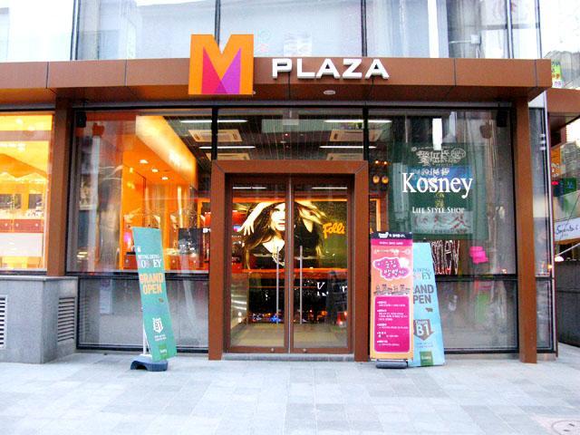 裏通りに面した入口 