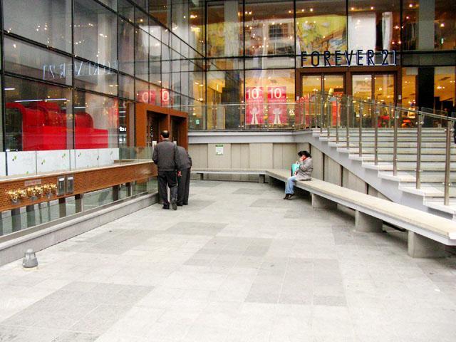 正面入口横には休憩所も 