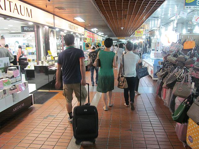 地下商店街がありますが、そこを通り過ぎ、まっすぐ進んでいくと