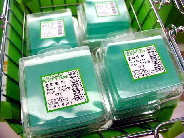 こちらも天然石鹸。オリーブエキス配合。角質がきれいにとれると好評。3,300W 


