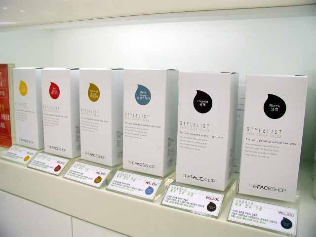 ヘアカラーリング剤。全部で色は６種類。3,300W 
