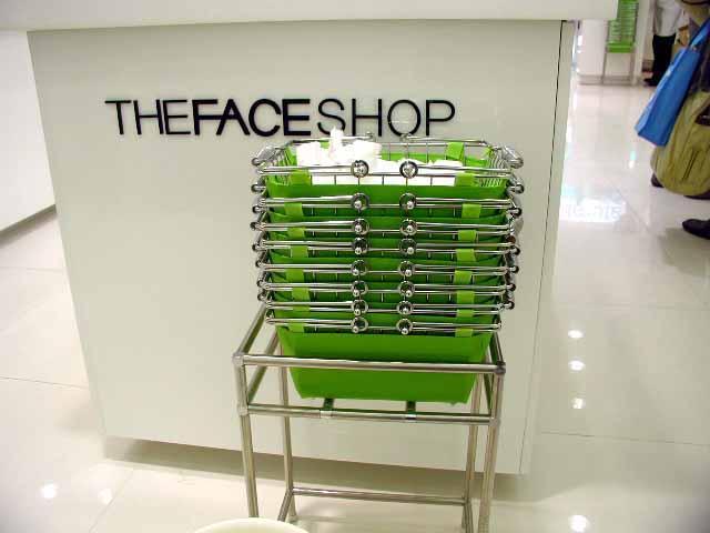 お店に入ったら、まずはこの緑のカゴを持って店内を歩きましょう！ 
