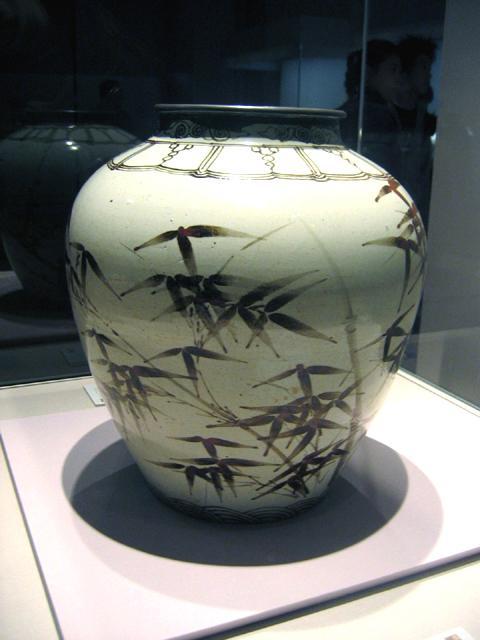 梅と竹の模様の壷（国宝１６６号）