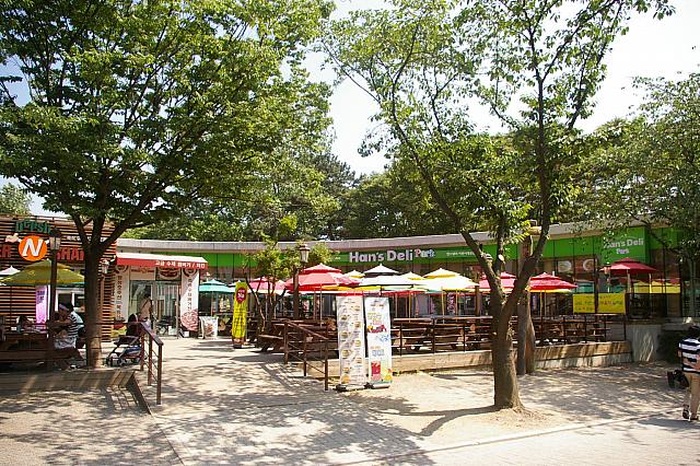 植物園前のカフェテリア