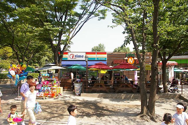 植物園前のコンビニエンスストア