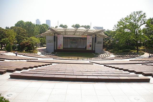 ＜野外音楽堂＞