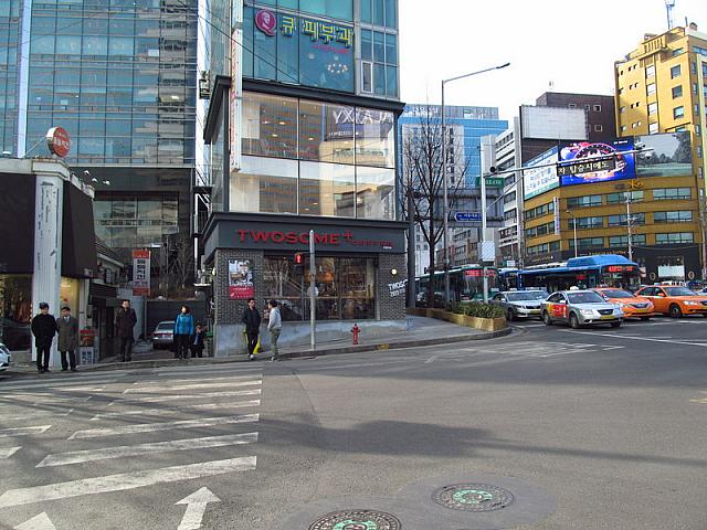 少し行くとある横断歩道を渡り直進。
