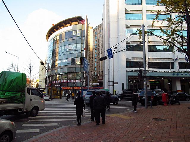 信号のある大きな横断歩道を渡ると