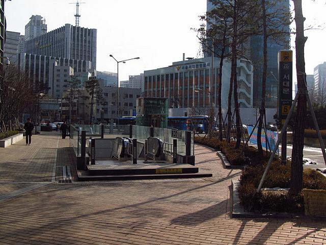 地下鉄５号線ソデムン（西大門・Seodaemun・532）駅５番出口を出てまっすぐ進み
