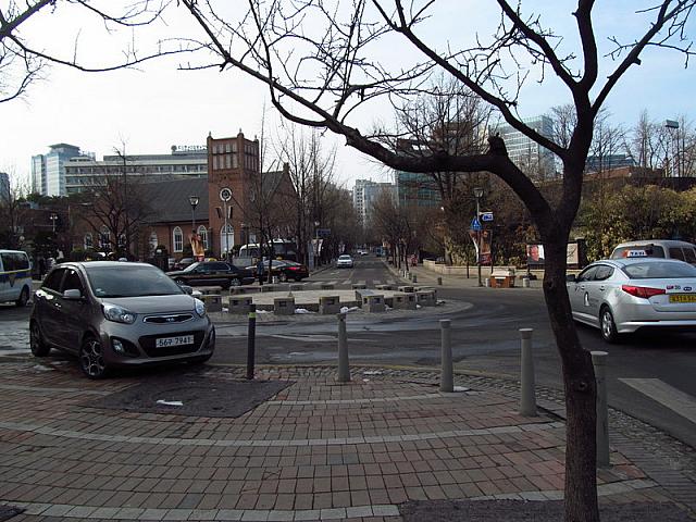 丸い石が中央にある十字路に出たら、そのまま前方に進み、
