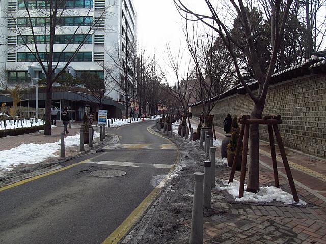 徳寿宮（トクスグン）横のトルダムギル（石垣通り）に沿って進みます。

