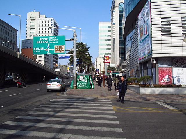 大通り沿いを２００ｍほど進みます
