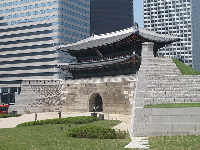 横から