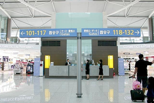 搭乗棟（コンコス）到着→