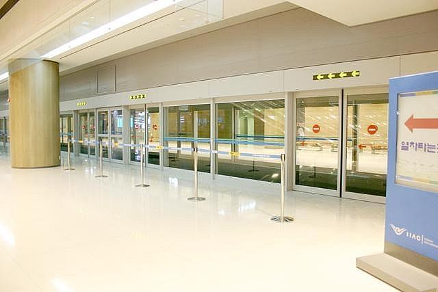 シャトルトレイン乗り場到着→