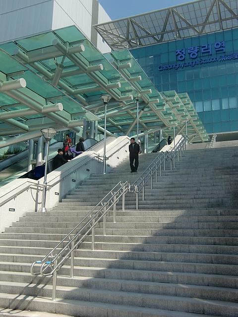 3階へはこの階段、あるいは隣にあるエスカレーターを利用～。