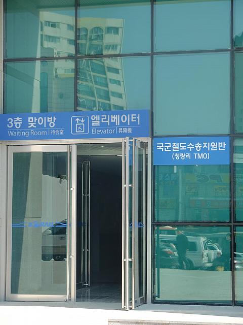 車椅子やベビーカーの人にやさしいエレベーターもこちらにあります！