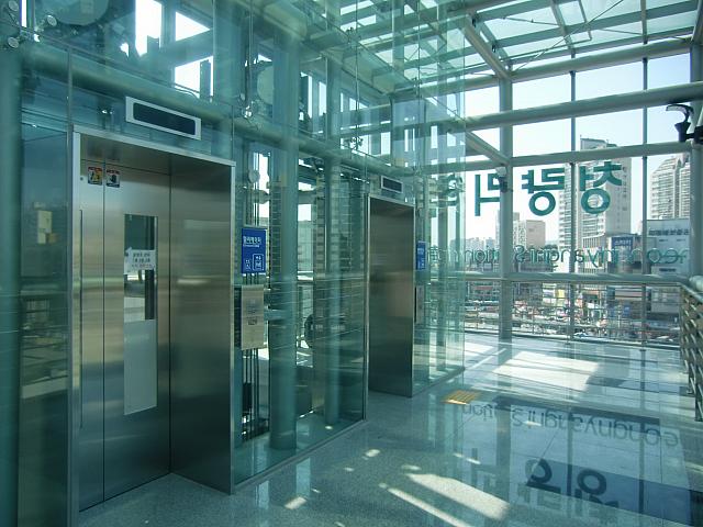 ３階エレベーター乗り場はこちら。