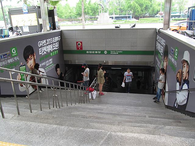 地下鉄を出ると、