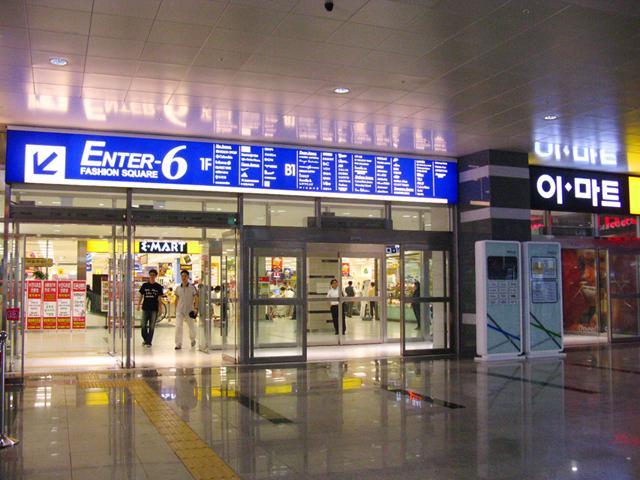 駅の出入口向かい側が「Eマート」入口