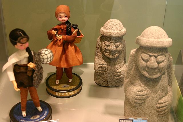 ・トルハルバンと海女、そう！これは韓国南端の島、済州島のお土産。