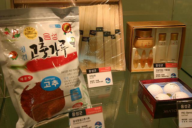 ・唐辛子の粉や五色ソーメン、ゴルフボールまで