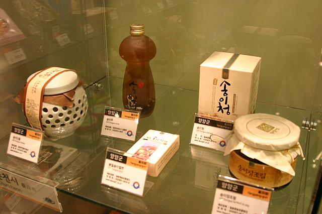 ・ヤンヤンといえば、そう、マツタケの産地。こちらはマツタケの佃煮やお酒も。