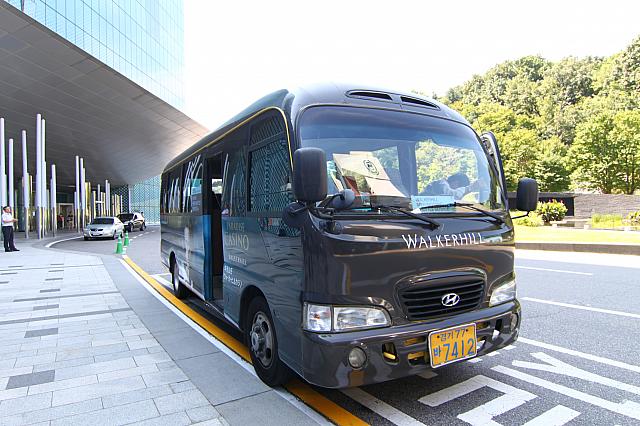 シャトルバス