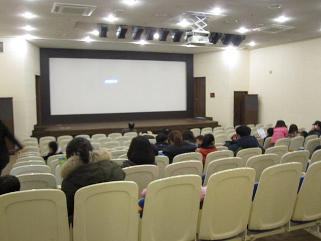 講堂。無料で映画が上映されます。