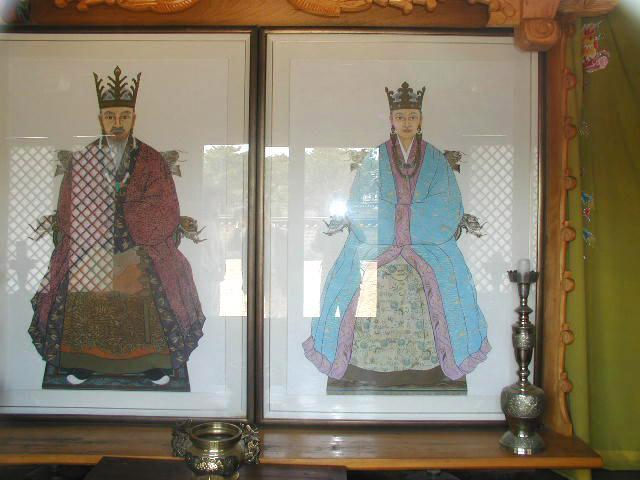 ＜首露王と王妃の尊影＞　