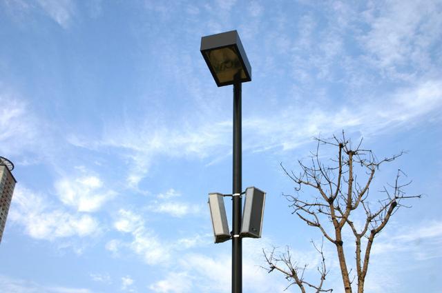 公園のいたるところに設置されているラジオ放送のスピーカー。
