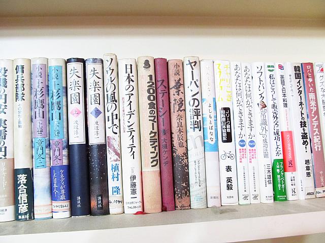 日本の小説もたくさんあります。