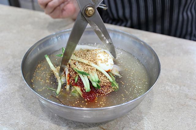 ハサミで麺を切る！
中に辛いソースが入っているのでよく

