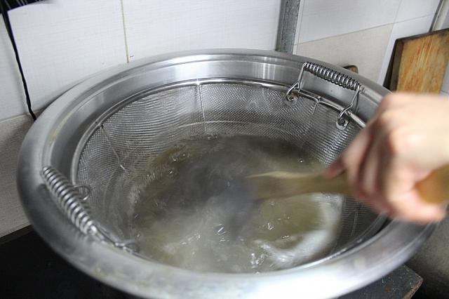 注文が入ってから熱湯で麺を茹で
