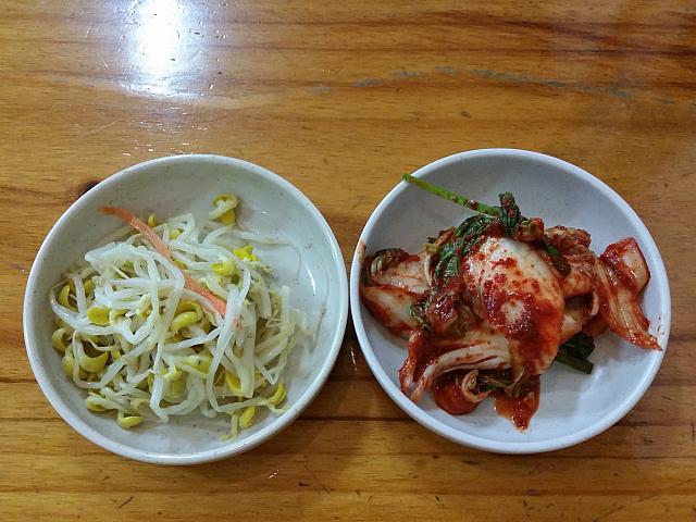 コンナムル（豆もやしのナムル）・ペチュキムチ（白菜キムチ）