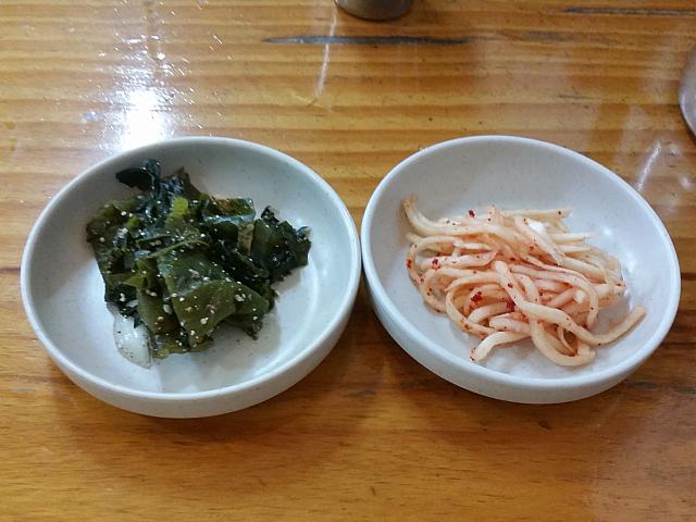 ミヨクムチム（わかめの和え物）・ムチェ（大根の千切り）
