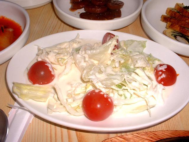 生野菜のサラダ（お手製のドレッシングがかかっている）