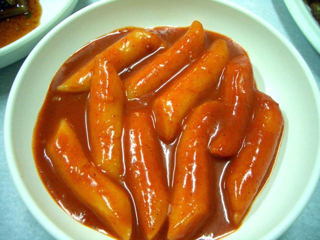 トッポッキ：言わずと知れた女の子の大好物、餅のコチュジャン炒め