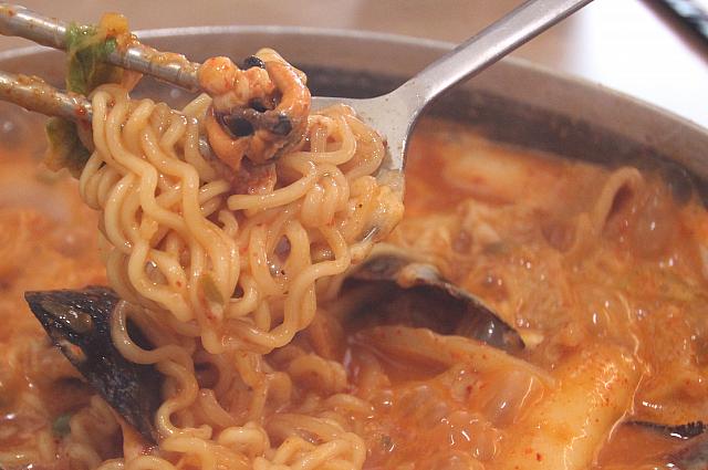 チーズに麺が絡み、絶妙なおいしさ！