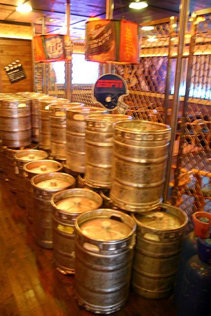 店内にはビール樽が置かれているスペースも
