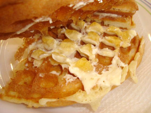 ワッフルの中にはバターとりんごジャム　