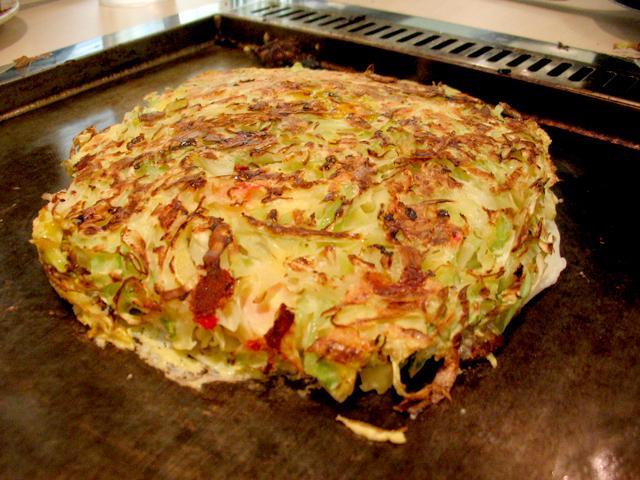 その上にお好み焼きをかぶせるようにしてのせます→