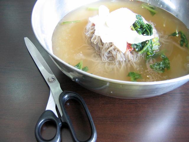 ハサミも一緒に出されます