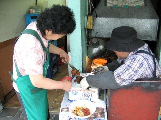 焼かれたお肉はこの場で一口サイズに！