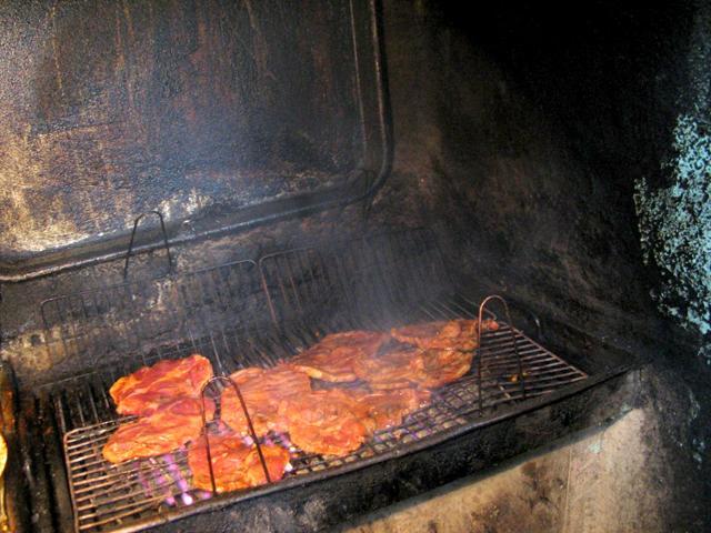 じゅうじゅうといい音をさせながら焼かれるお肉。香ばしい匂いもプンプン！