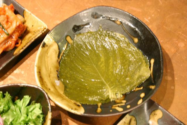 エゴマの葉を小皿に広げ