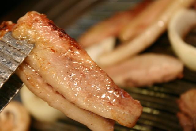 焼き立てのお肉をのせ