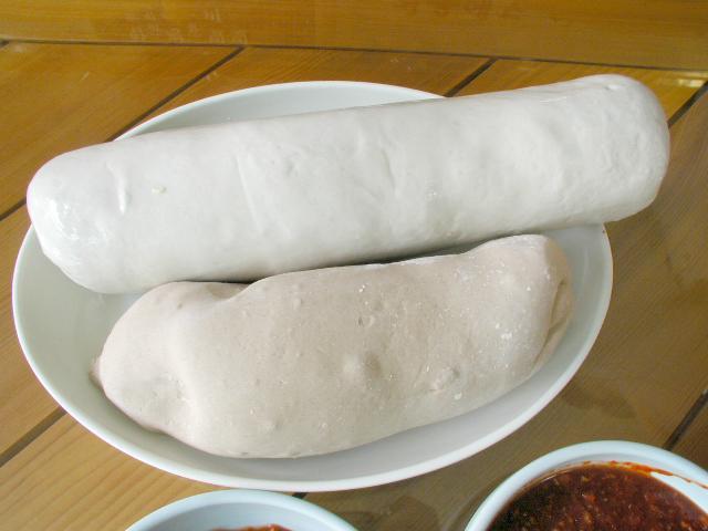 ムルネンミョンの麺はそば粉４０パーセント　芋でんぷん６０％（写真下）<br>ビビンネンミョンの麺は芋でんぷん１００％（写真上）